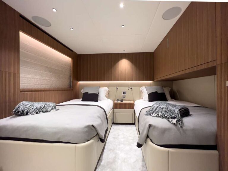 Lower deck twin suite