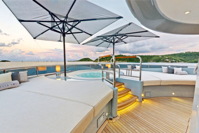 40 Ay Sun Deck Jacuzzi