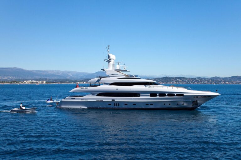 Profile On Yacht MANIFIQ