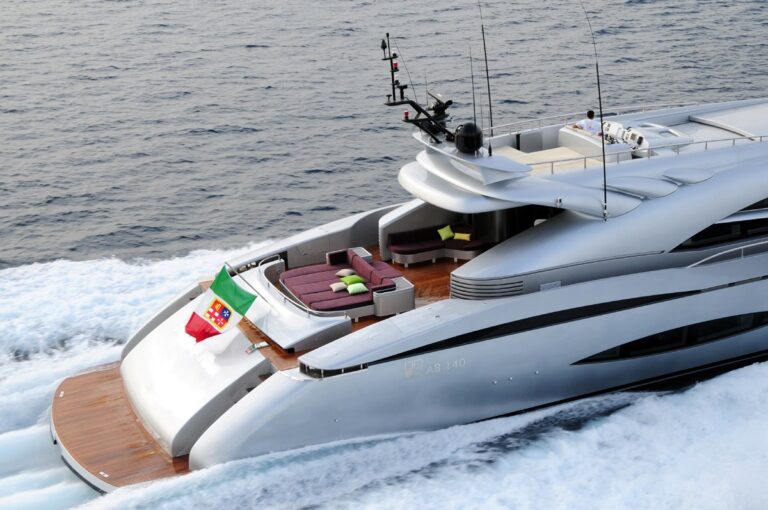 Aft: Yacht MY TOY's Cruising Image
