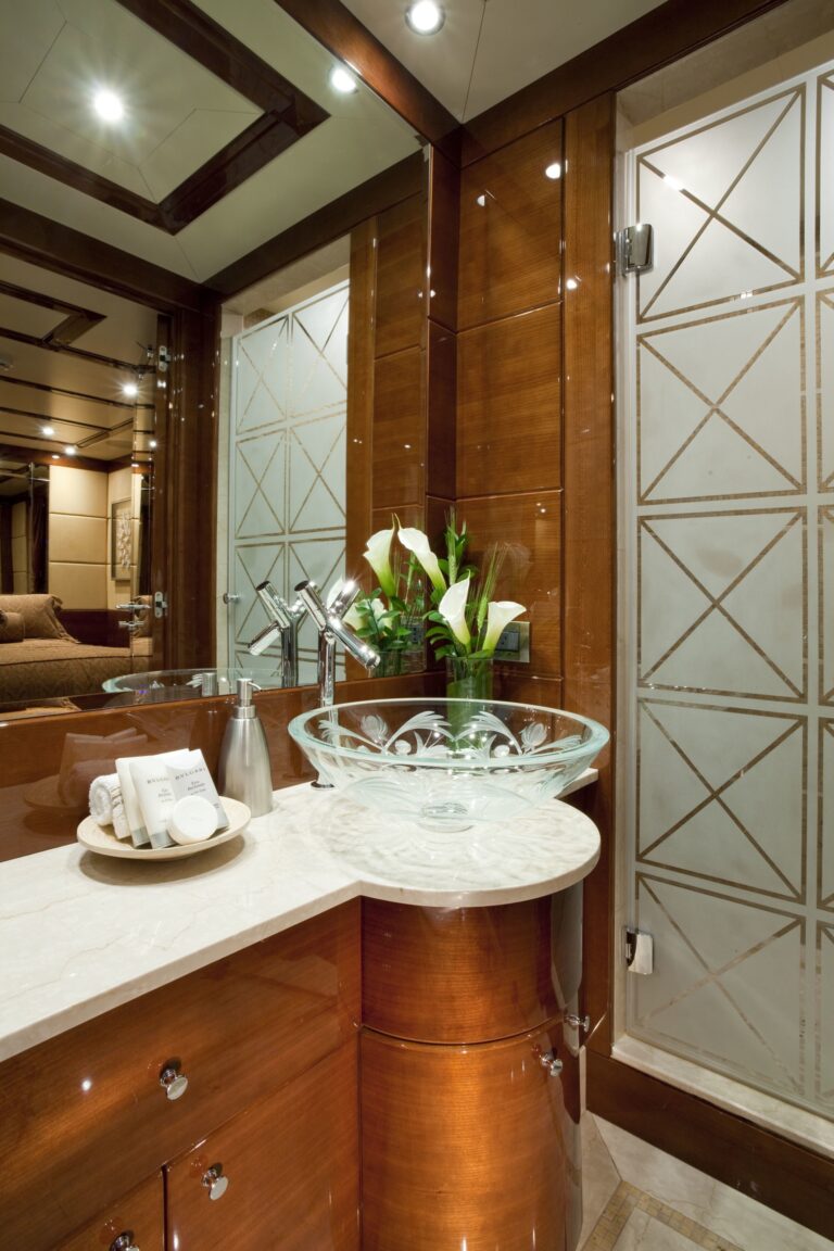 Close Up: Yacht COCO VIENTE's Bath Image