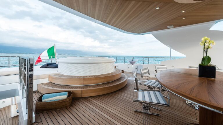 Life On Yacht FLYING DRAGON