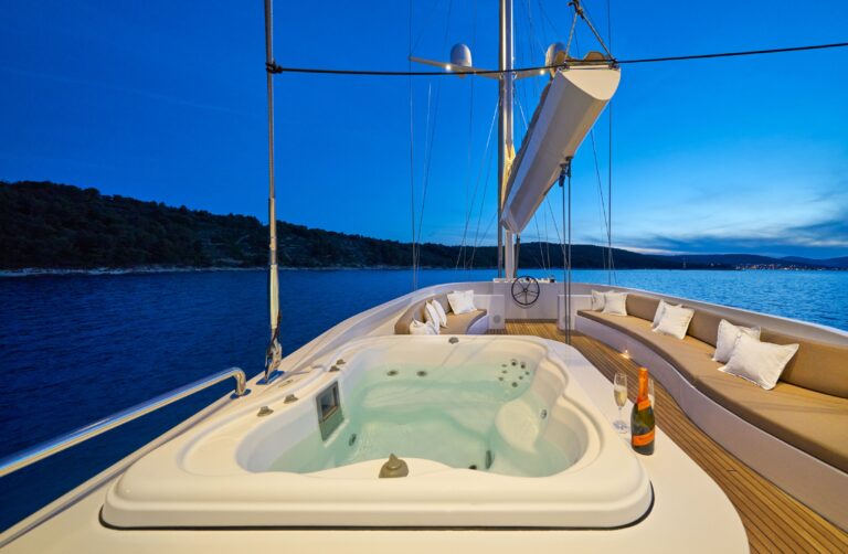 ACAPELLA Jacuzzi by night