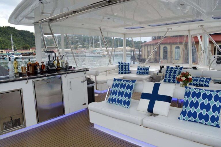 Upper deck with bar