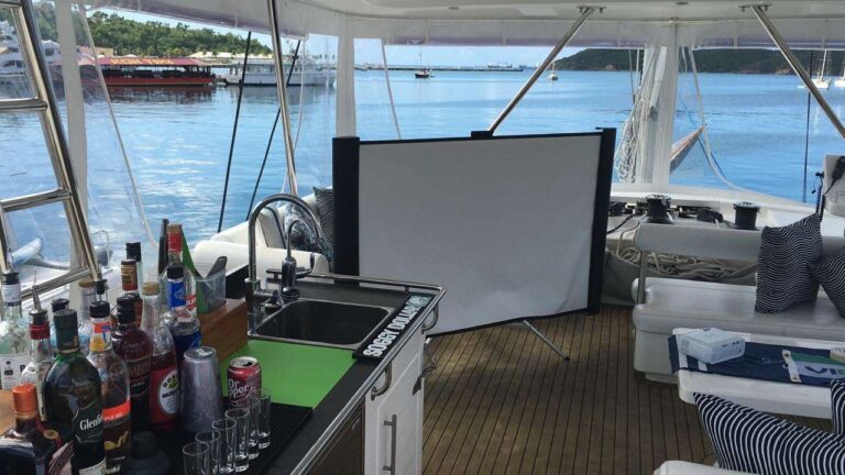 Upper deck flybridge