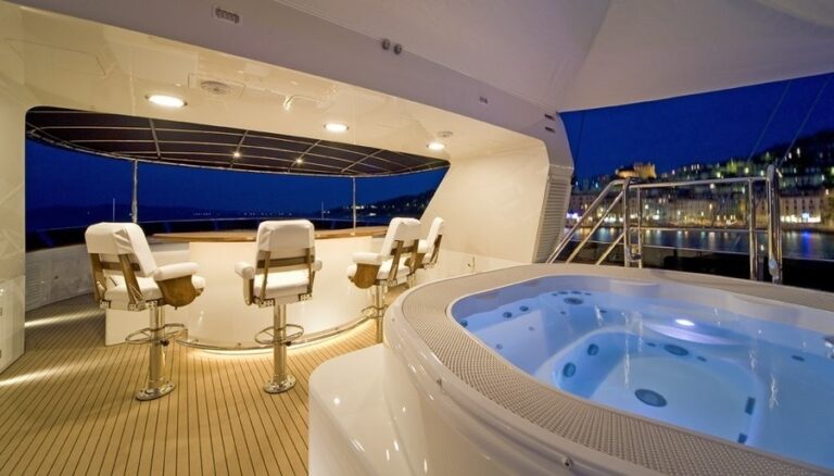 Jacuzzi Pool On Yacht BLU 470