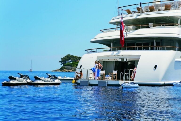 Beach Beachclub On Yacht LATITUDE