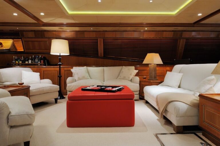 Profile: Yacht DRUMBEAT's Saloon Photograph