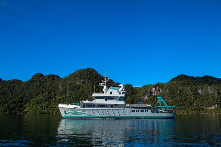 56M CLASSIC EXPEDITION YACHT