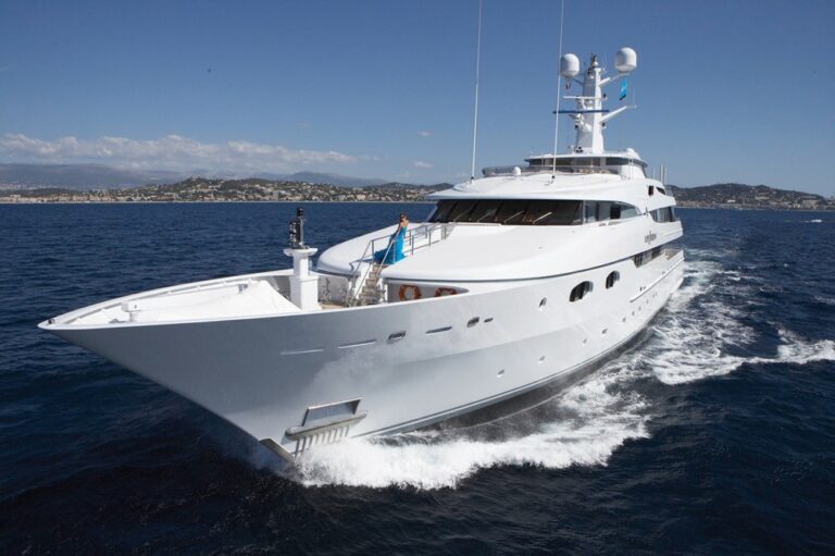 Forward Aspect: Yacht LADY SHERIDAN's Cruising Image
