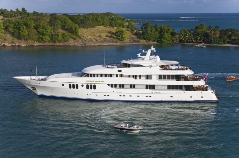 Overview Aboard Yacht BLUE MOON