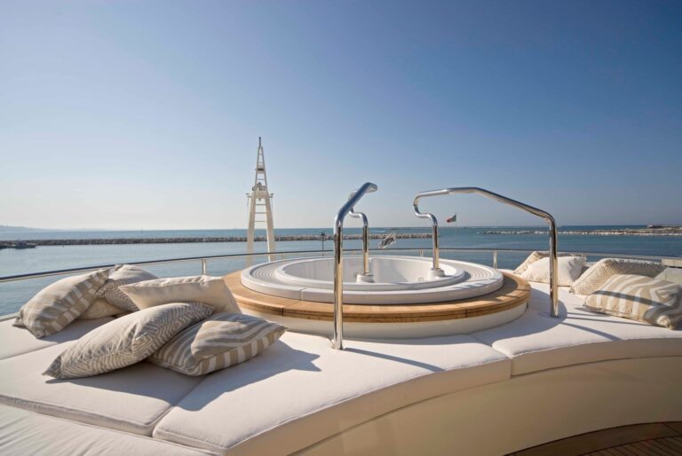 The 60m Yacht LIGHT HOLIC