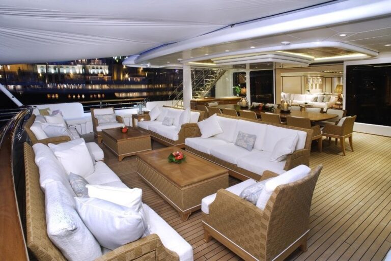 Sitting: Yacht BATON ROUGE's Deck Photograph