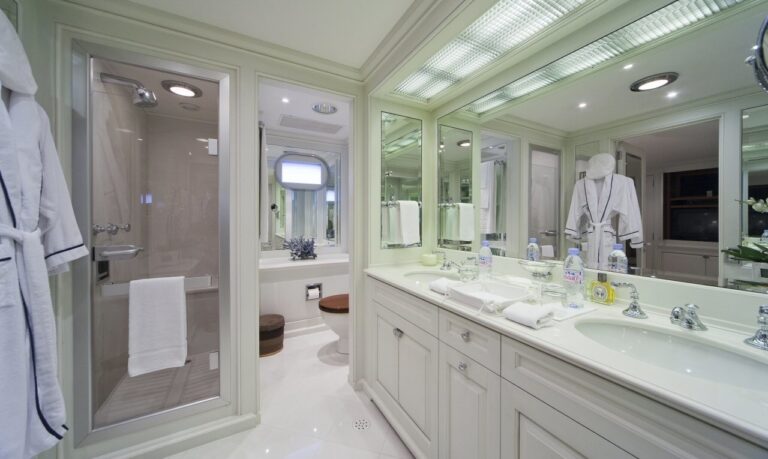 Twin Bed Bath Aboard Yacht VIRGINIAN