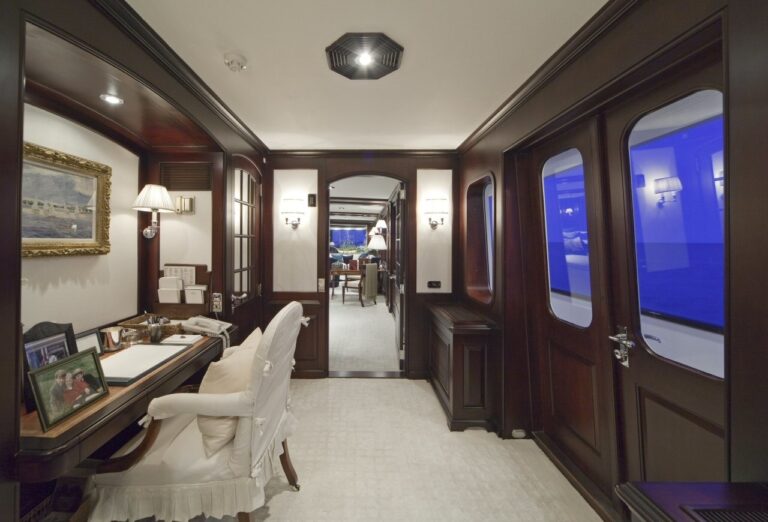 Office On Yacht VIRGINIAN