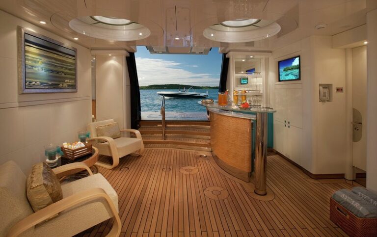 Inside: Yacht SYCARA V's Beach Beachclub Image