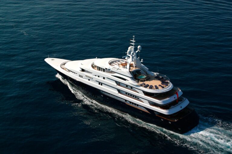 Profile Aspect: Yacht FREEDOM's Cruising Pictured