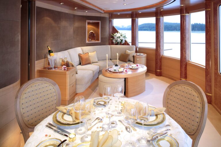 Eating/dining: Yacht LAUREL's Observance Lounging Photograph