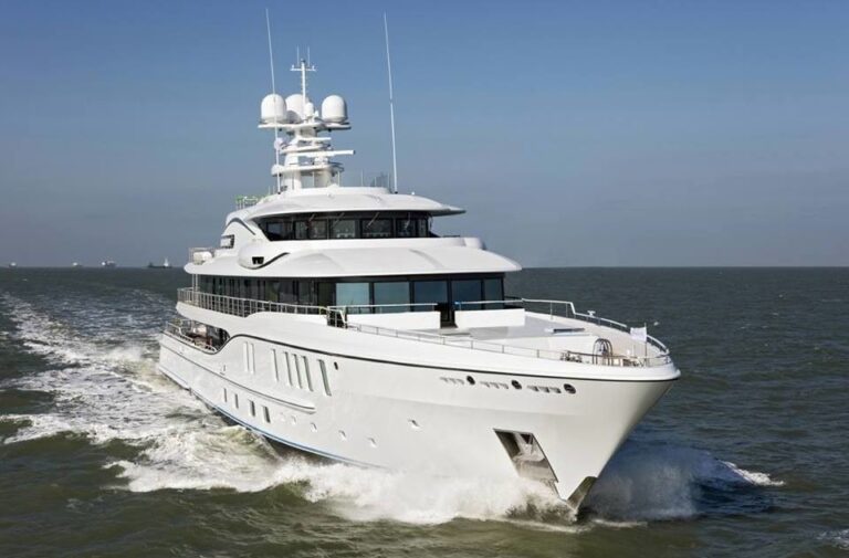 The 74m Yacht PLVS VLTRA