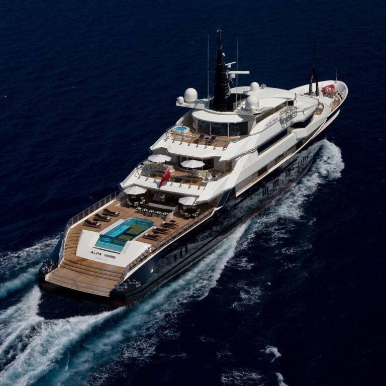 Aft: Yacht ALFA NERO's Cruising Image