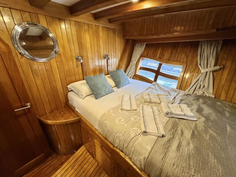 Aft guest cabin