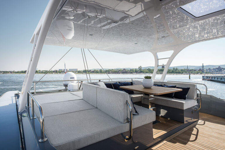 Flybridge dining