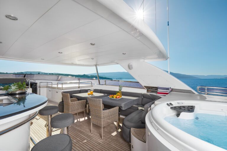 Sundeck and jacuzzi