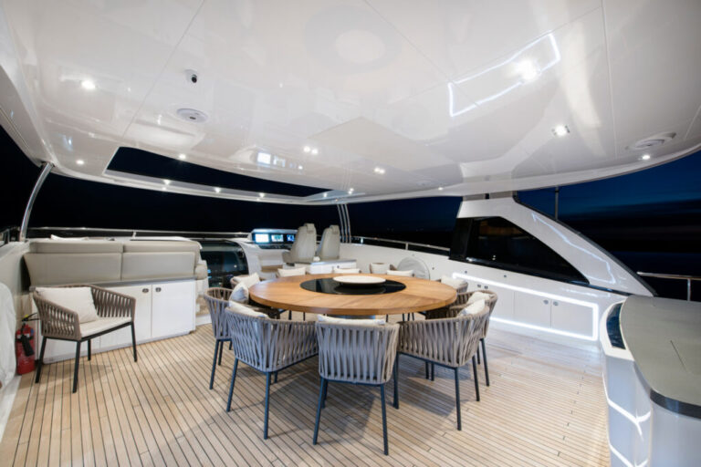 Sundeck dining