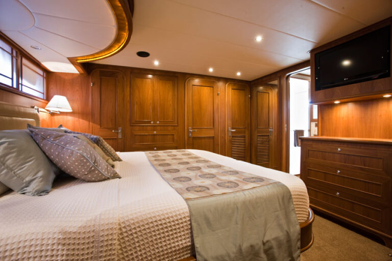 AROONA master cabin