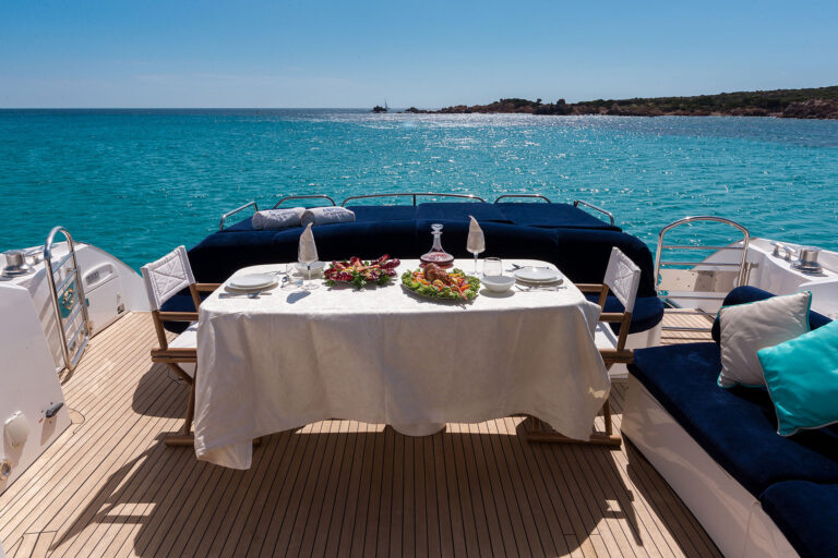 ASPIRE OF LONDON - Aft deck dining