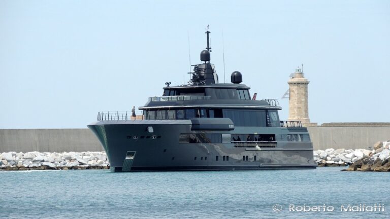 ATLANTE leaving the dock