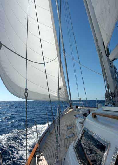 AURORA 67ft - Side Deck