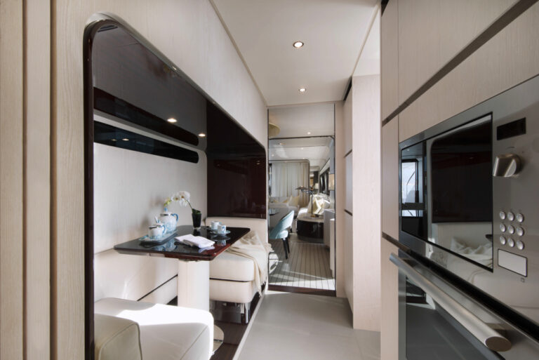Azimut Grande 95RPH yacht - pantry