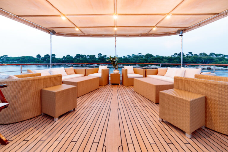 Upper deck