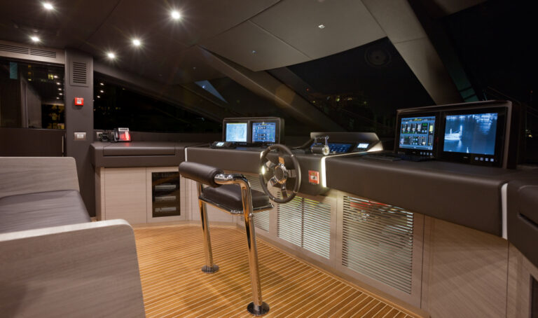Benetti Motor Yacht Veloce 140 - helm