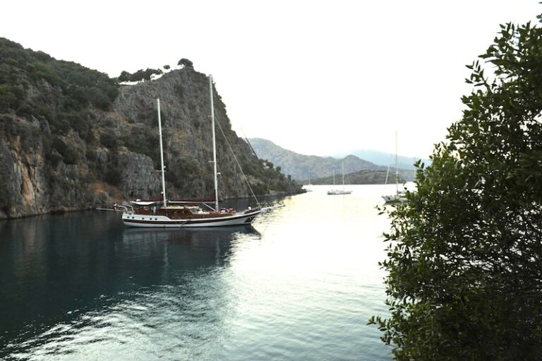 CLARISSA - At anchor