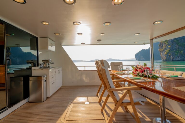 Aft deck with alfresco dining