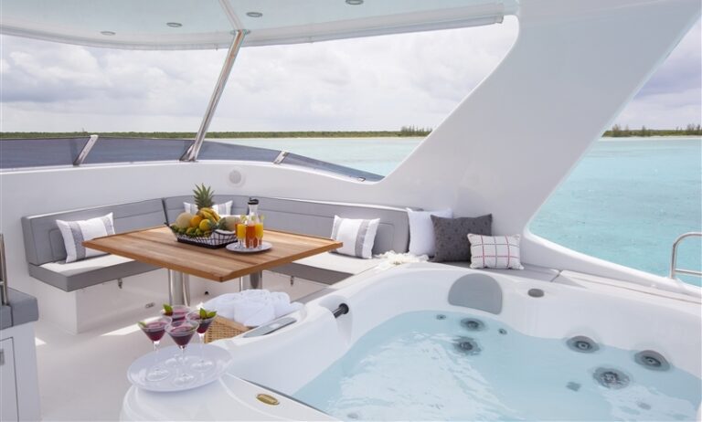 Cat FOREVER - Flybridge Spa Pool