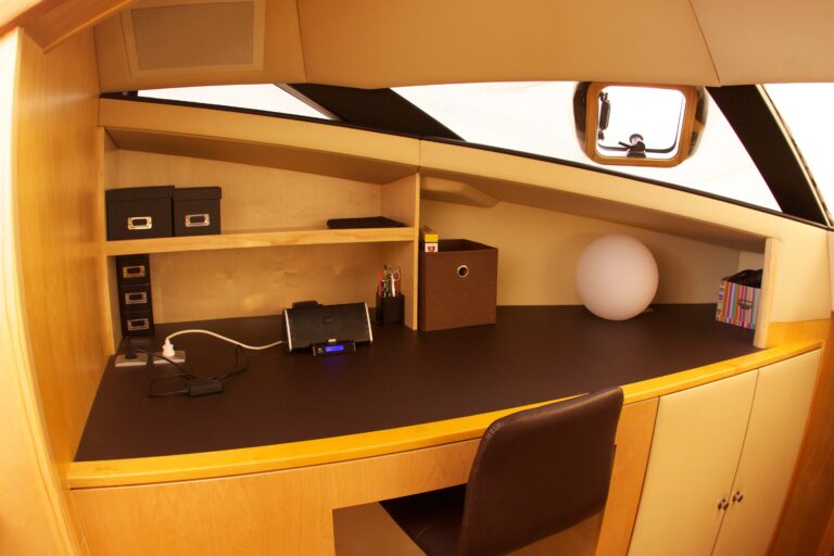 Cat JAMBO - Desk