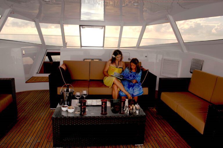 Cat JAMBO - Relaxing on Charter