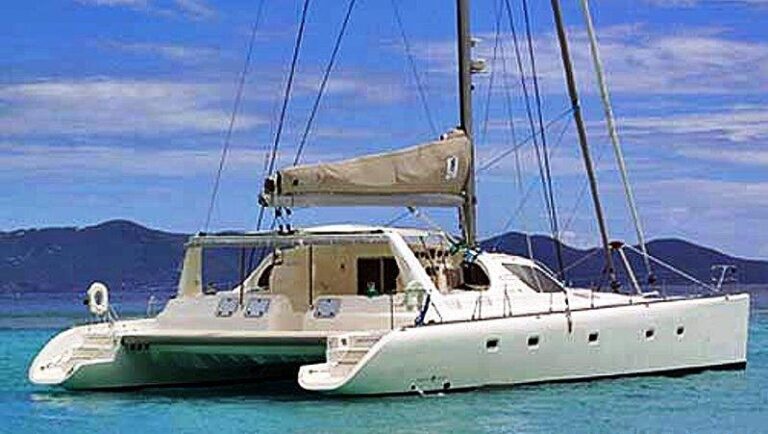 Cat SECRET OASIS -  Aft View