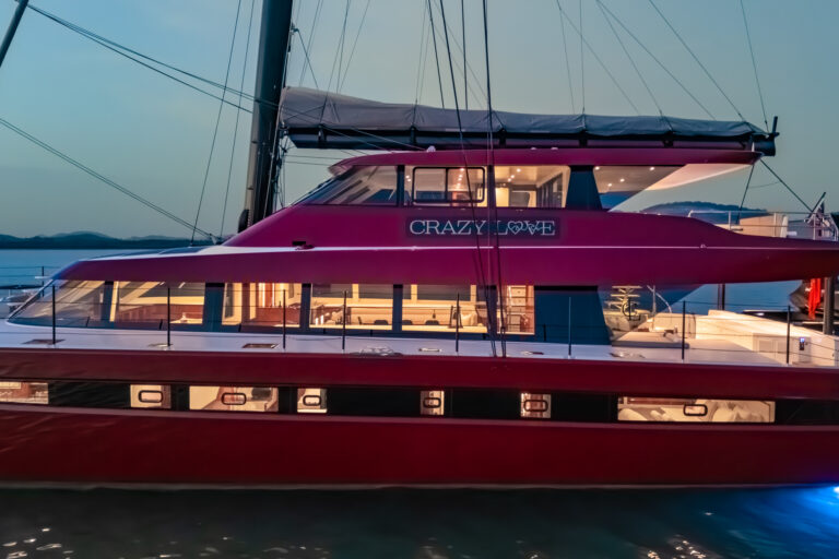Catamaran CRAZY LOVE Lights