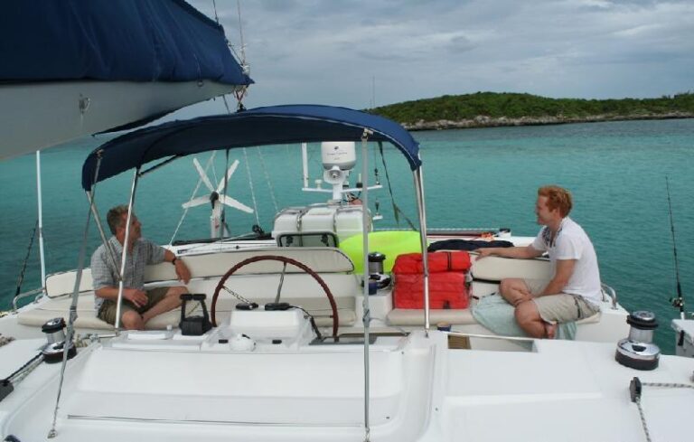 Catamaran KIWI PRYDE - Relaxing on the Flybridge