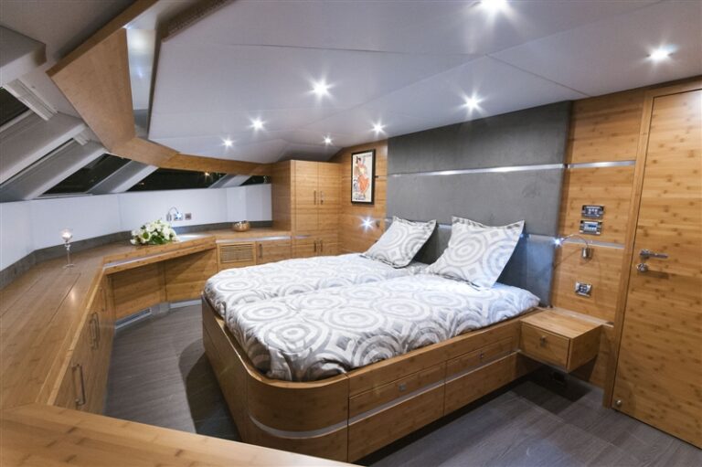 Catamaran SKYLARK - Master Cabin