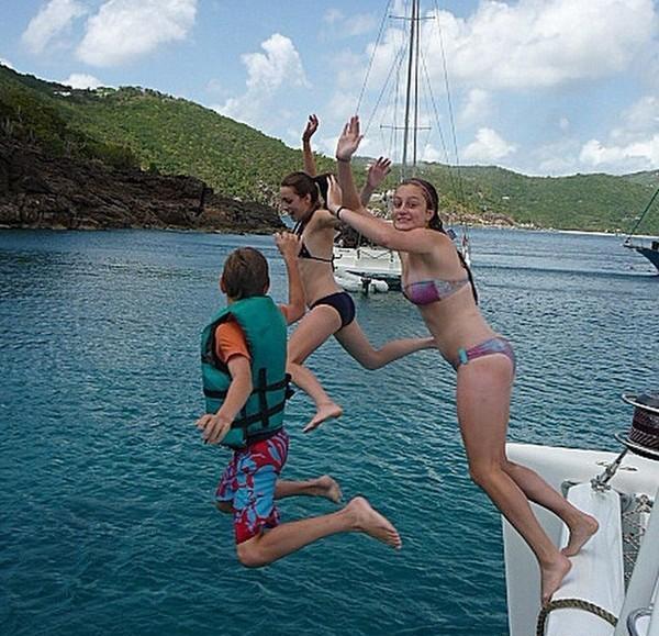 Catamaran VICTORIA - Jumping for Joy
