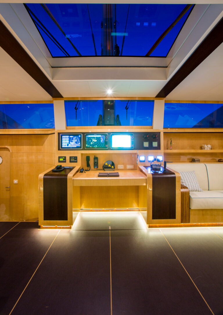Catamaran WINDQUEST - Nav Station