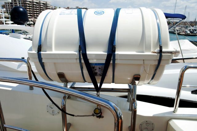 Charter yacht ITACA CLUB - Life raft