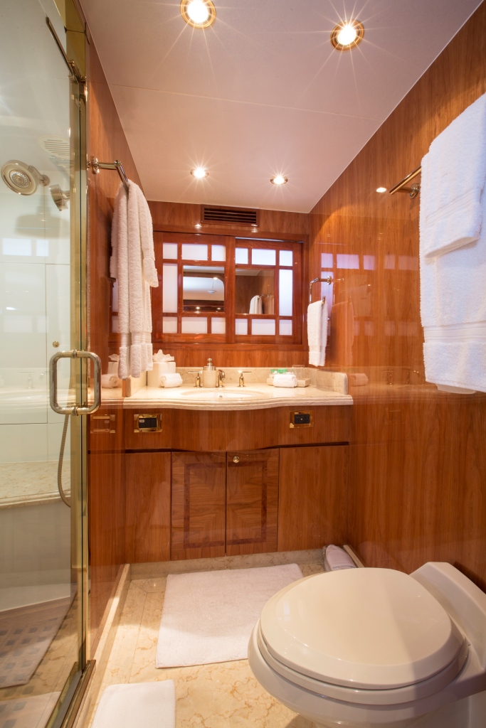 Charter yacht RESTLESS - Guest Ensuite