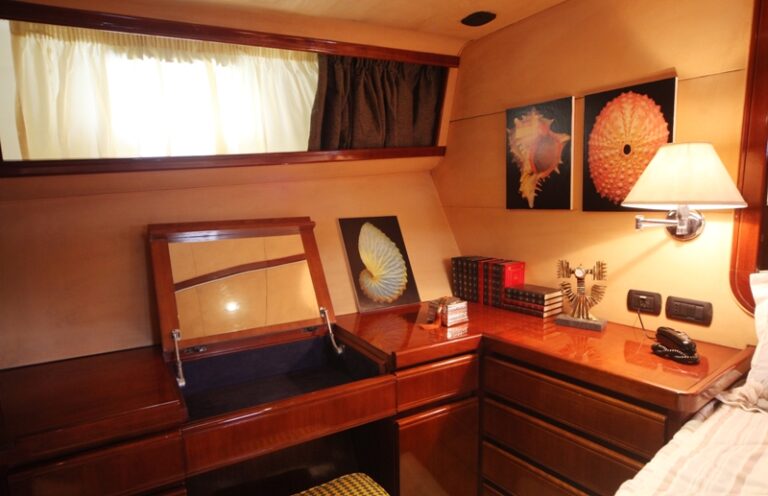 Classic Yacht HATHOR -  Cabin detail