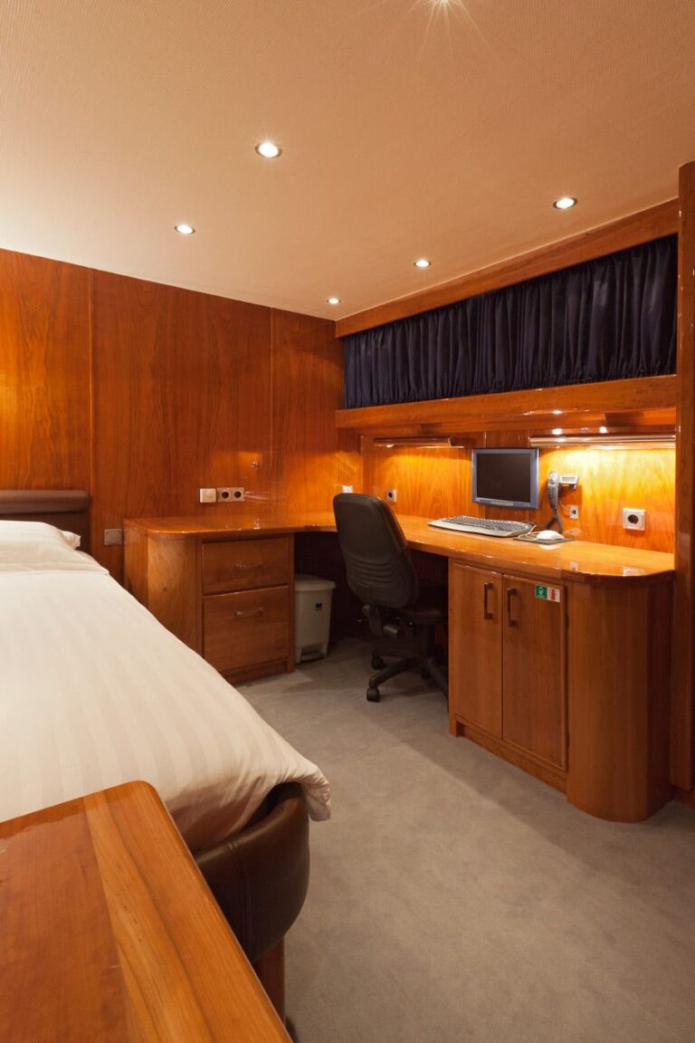 Classic yacht DUNE - Single Cabin and Study